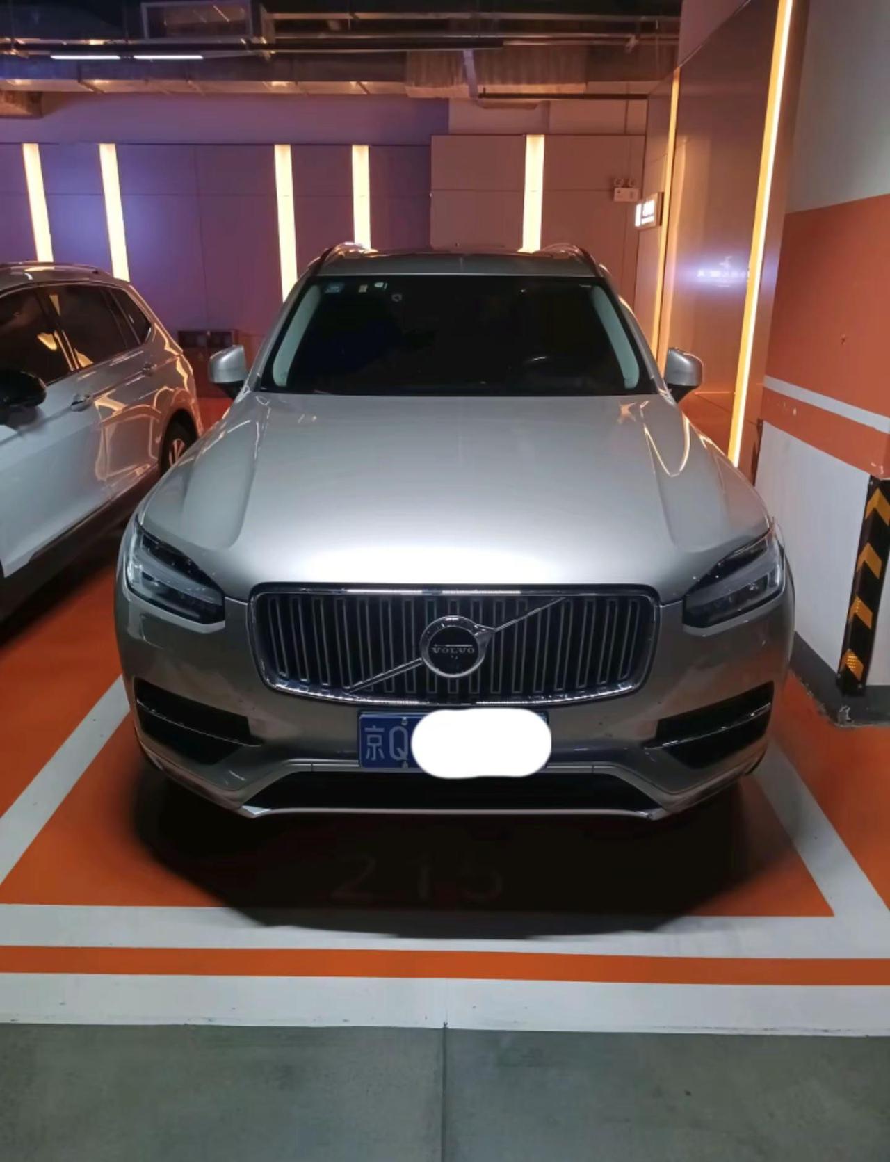 北京车牌沃尔沃肉色SUV汽车。京Q车牌沃尔沃XC90肉色中大型SUV车型，型号是