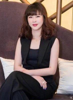 杜华考虑挖武大颜值主播做艺人杜华眼光独到！武大颜值主播实力出众，有望成为下一位顶