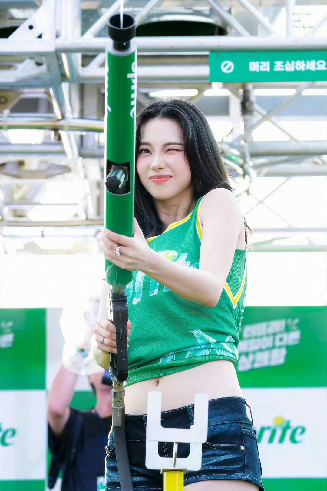 柳智敏这套绿色广告让我想起了blackpink之前拍的夏日广告，品牌好像都是雪碧