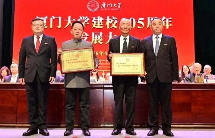 易中天教授荣获厦门大学“南强杰出贡献奖”及20万元奖金，我深表赞同。这份荣誉，是