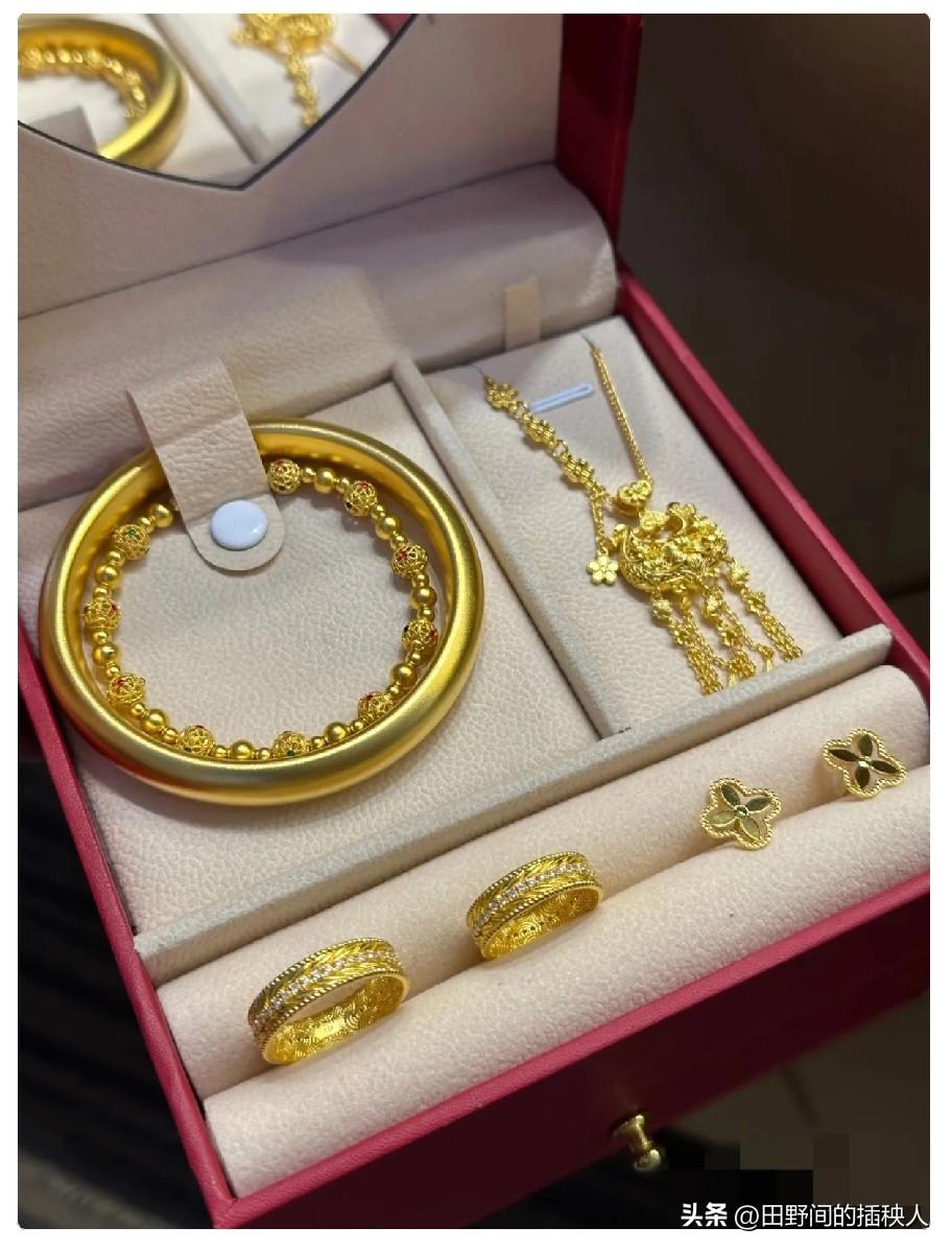 3月2日
金价已经失控了！

这不，100克的大金镯子价格又让人震惊了。   