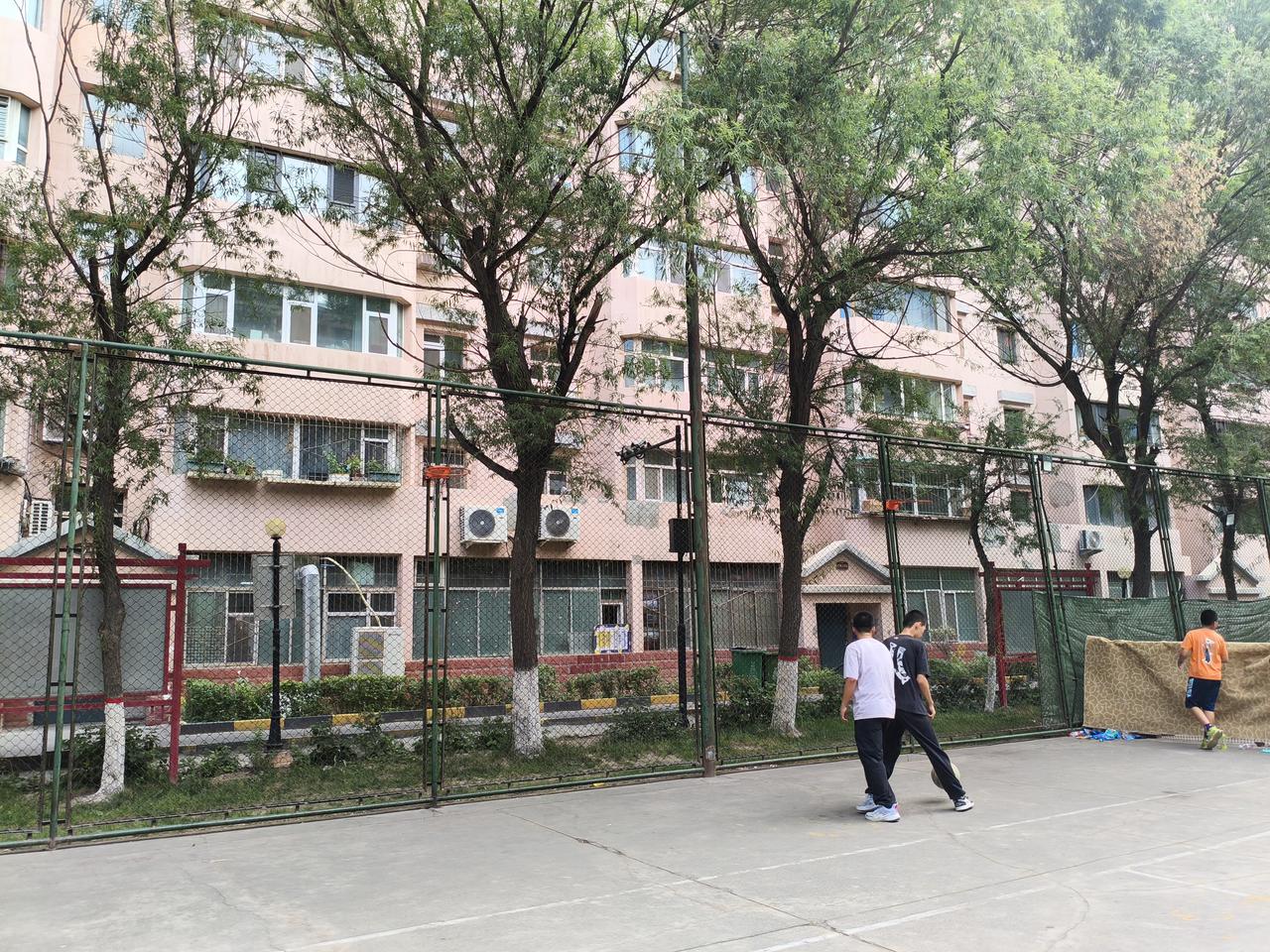 广汇日月星光小区太缺体育设施了，没这么一个大型小区，有篮球架，没有乒乓球桌，你看