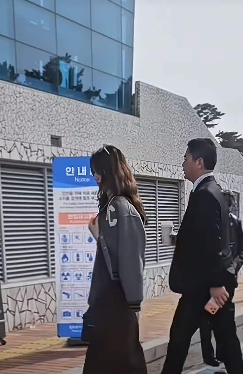 刘强东的iPhone 17 Pro Max也带壳，虽然当大佬很多年，但骨子里还是