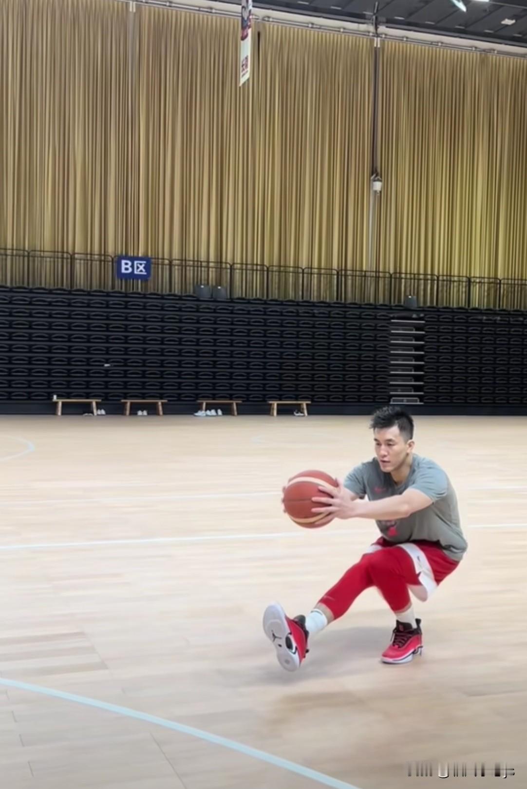 郭艾伦为中国篮球倾付满腔热忱，战功赫赫；更是辽宁篮球的铁血传奇，家乡人民的无上骄