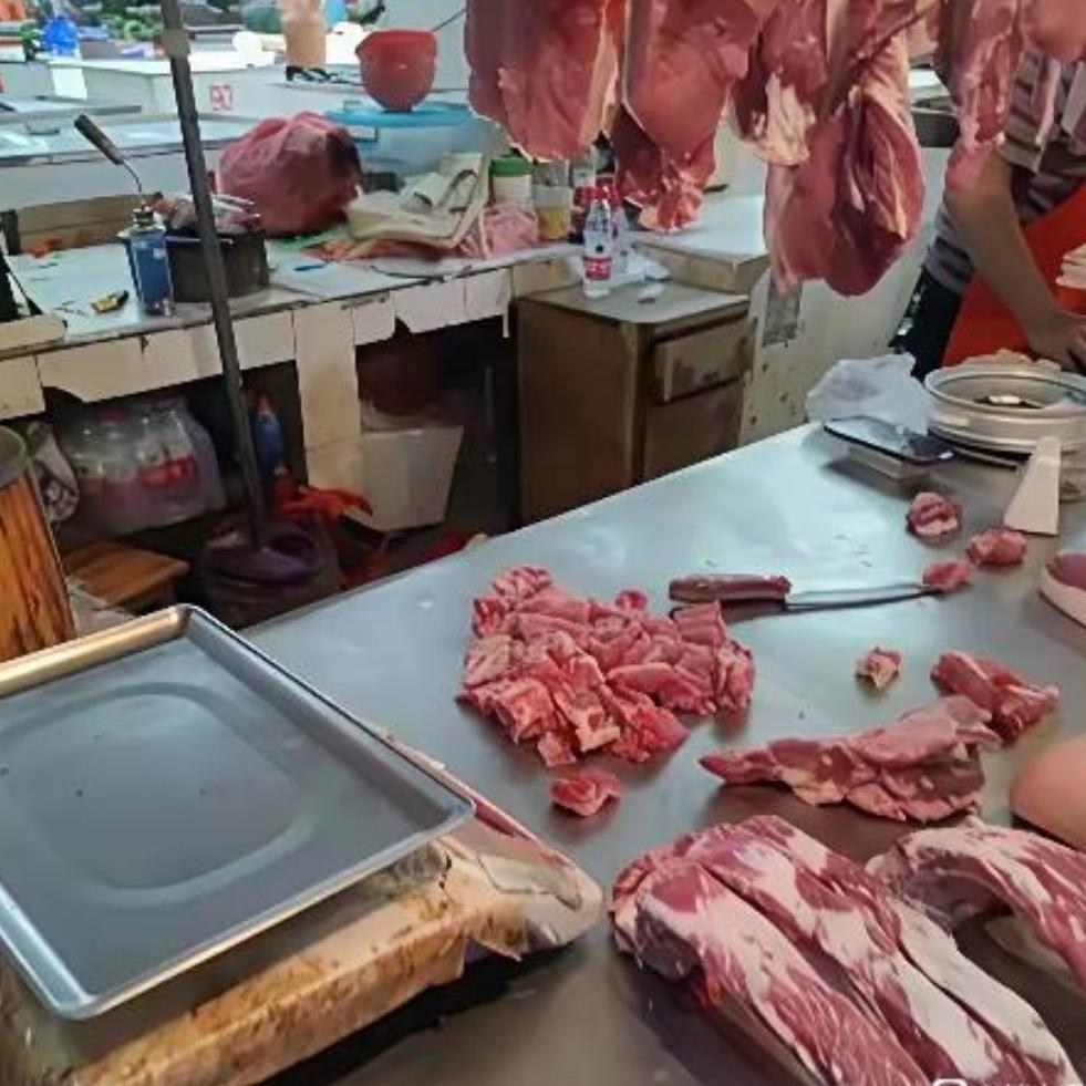买整块排骨竟被摊主强行收回，暗藏猫腻太现实
 
女子花96元买下排骨，付款后要求