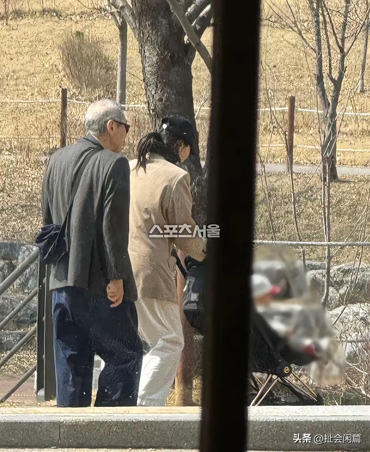 65岁的洪尚秀，老的就像一个老爷爷了，头发花白，背微驼，和小20多岁的金敏喜一起