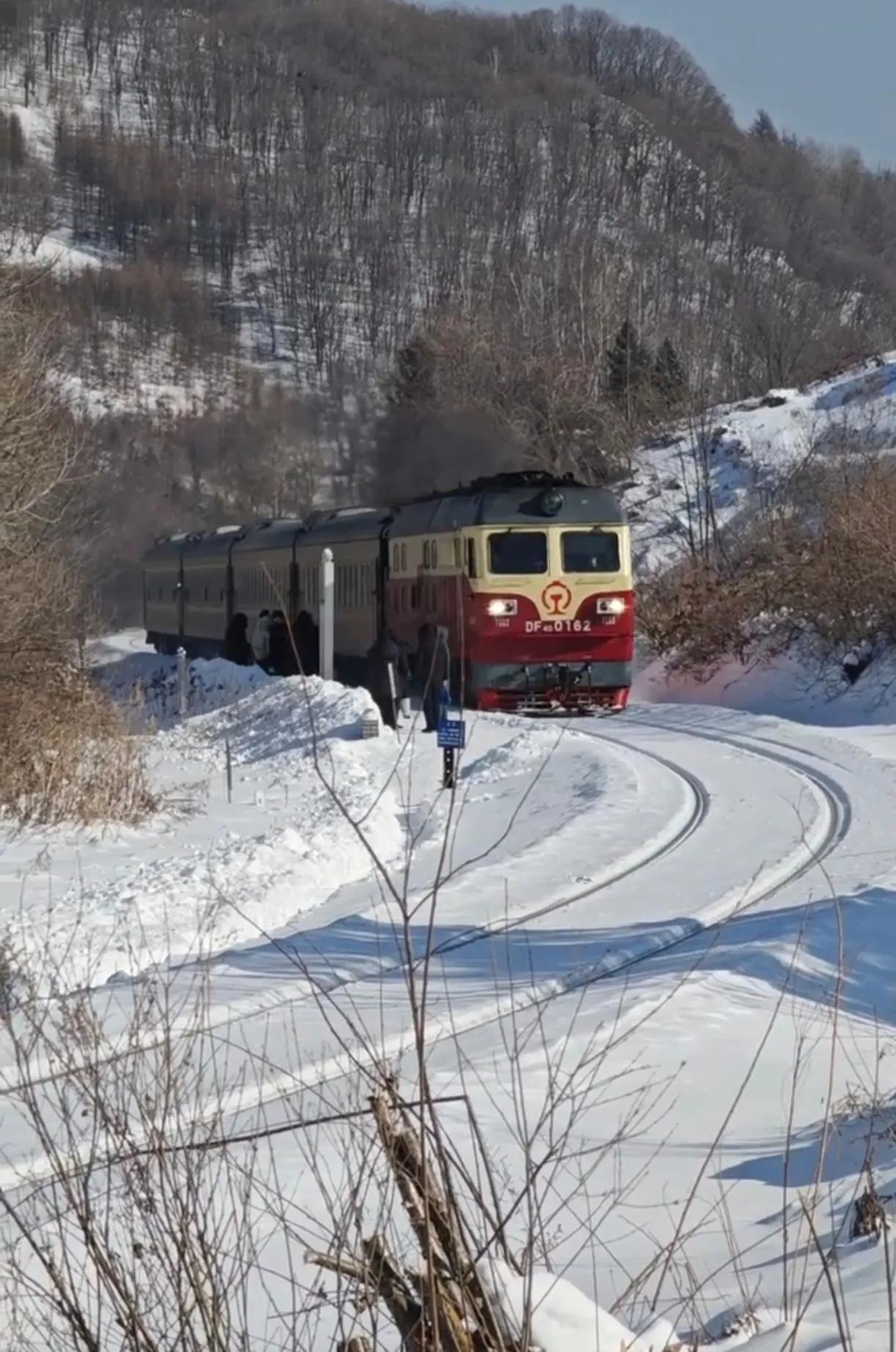 大山深处的绿皮火车，承载着太多山里人的希望。它不仅是交通工具，更是改变命运的希望