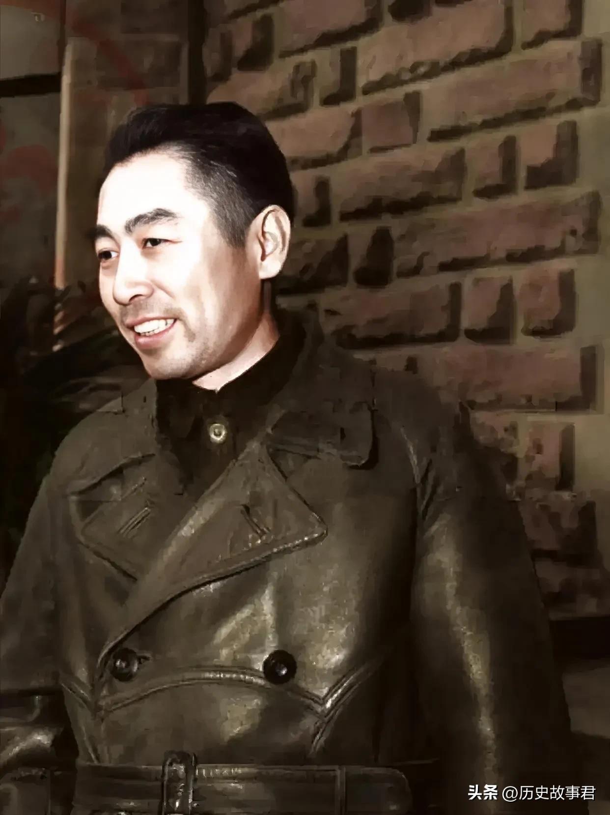 不能错过珍贵照片   周总理帅气老照片，1945年，周总理在重庆的珍贵留影，照片