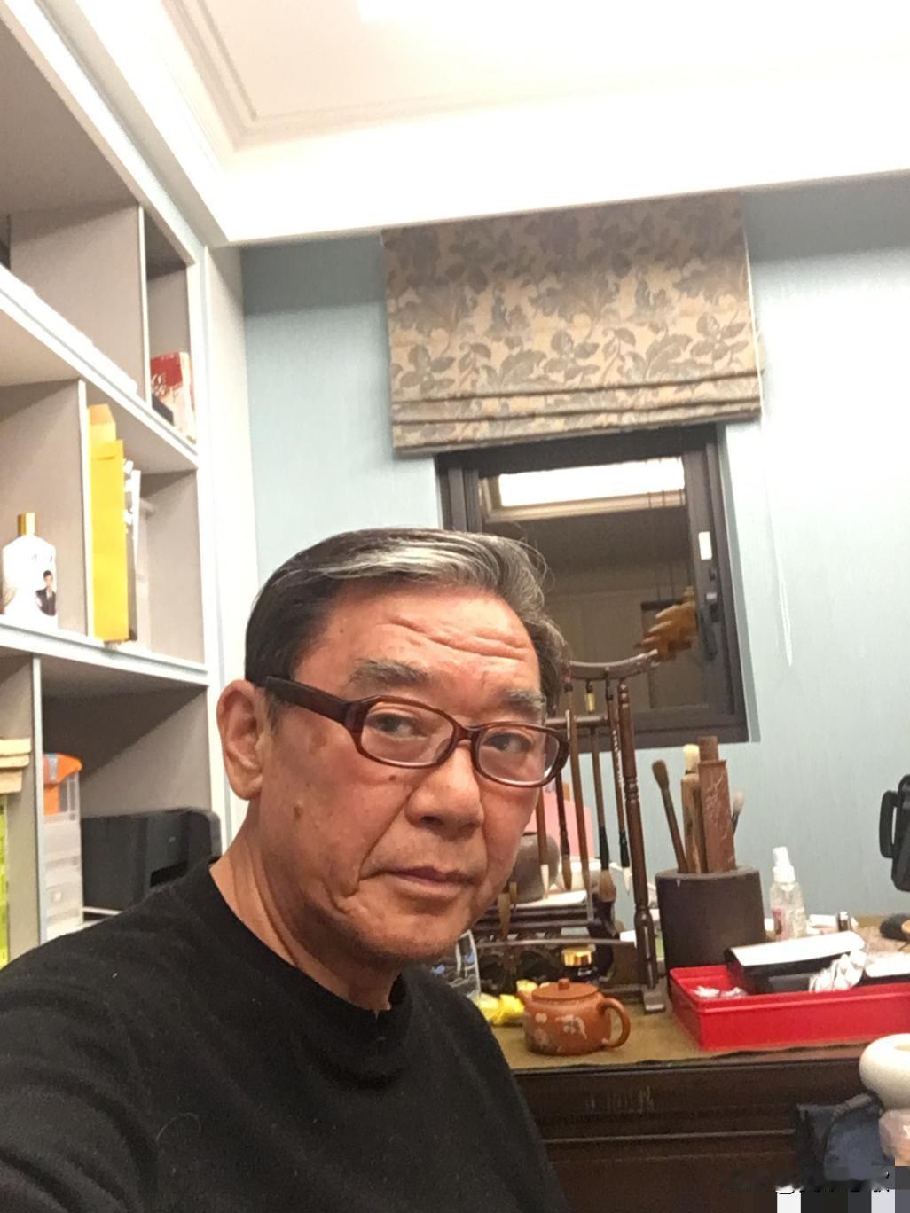 有个台湾演员叫李立群，几十岁的人了，经常在网络上露脸，制造噱头。
此人在大陆拍戏