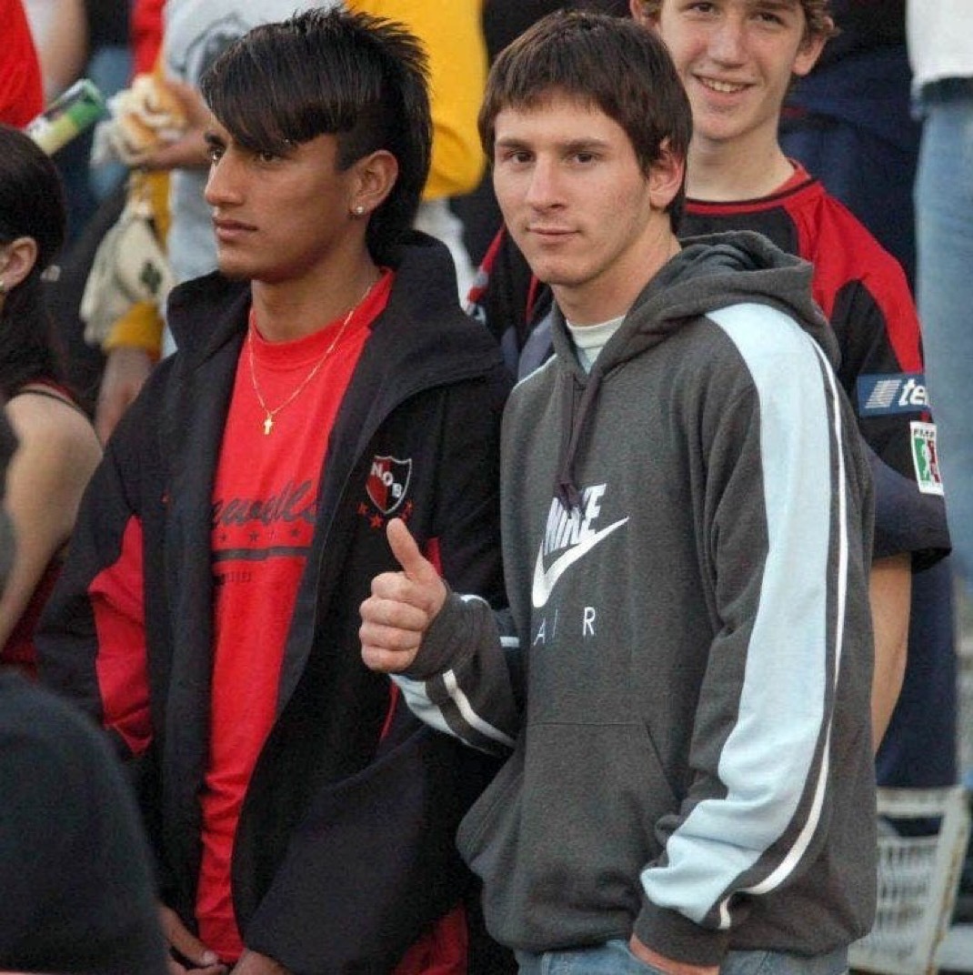 梅西[超话]  明明是图一乖宝儿，谁教你拍的图二网感？[哈哈][哇]梅西能有多可