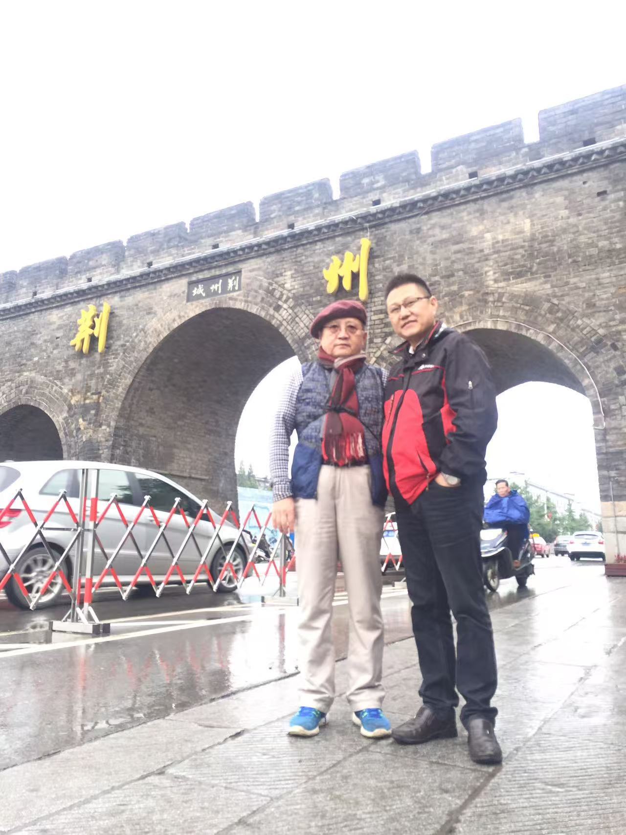 荆江堤人家打钱纸余春 一进腊月，凛冽的北风卷着江雾，漫过荆江大堤，荆江堤岸的人家