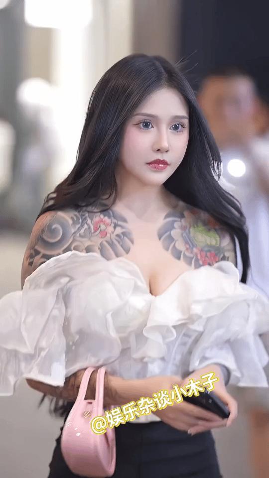 小姐姐好时尚，这大眼睛真漂亮，
囧囧有神啊！#美女小姐姐美人# #美女天天美美#