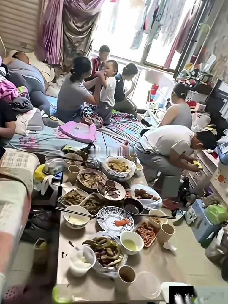 一屋子居然没有一个人收拾，太压抑了 ​​​