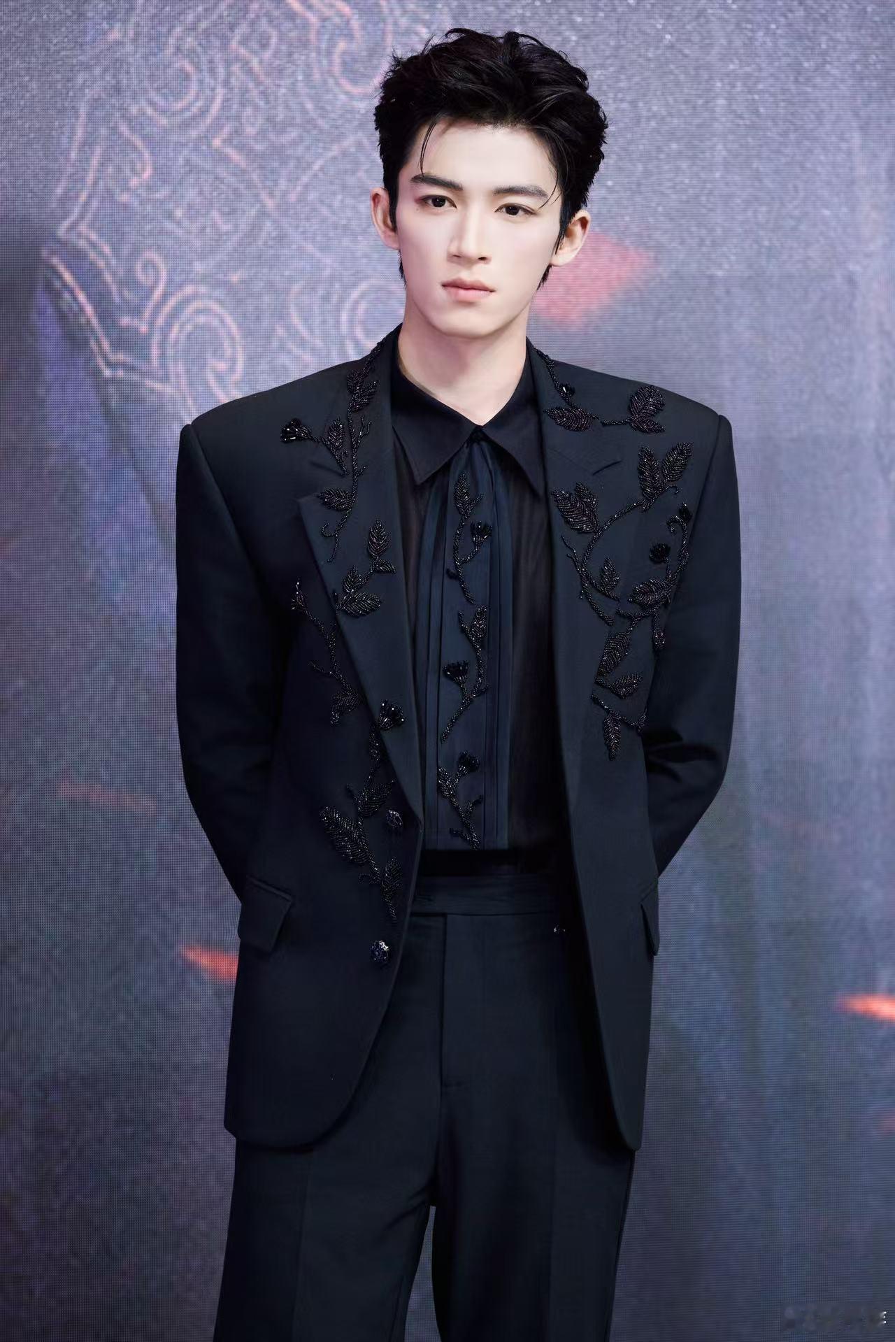 王星越工作室土味情话追剧团一见王星越，帅得直接权威认证！《唐宫奇案》剧情精彩不拖