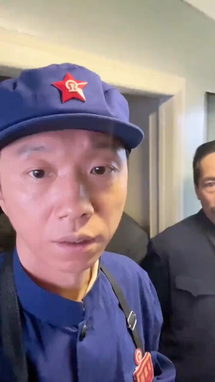看着都是普通的群众演员，其实他是卧底。你把你的对讲机给大家交出来，举手看。我旁边