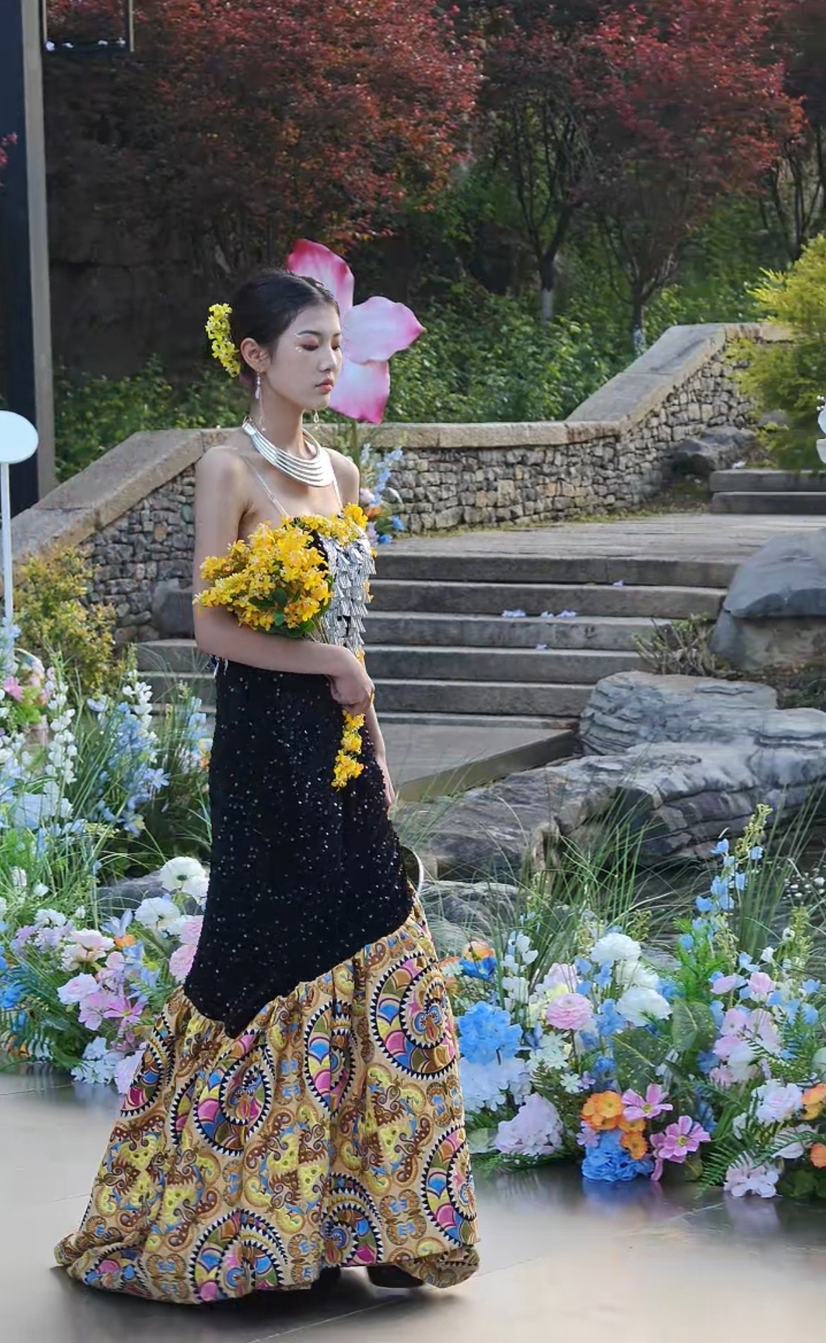 贵州村寨惊现十二花神震惊路人 乌江寨的花神秀美到窒息！民族风服饰配繁花妆造，每一