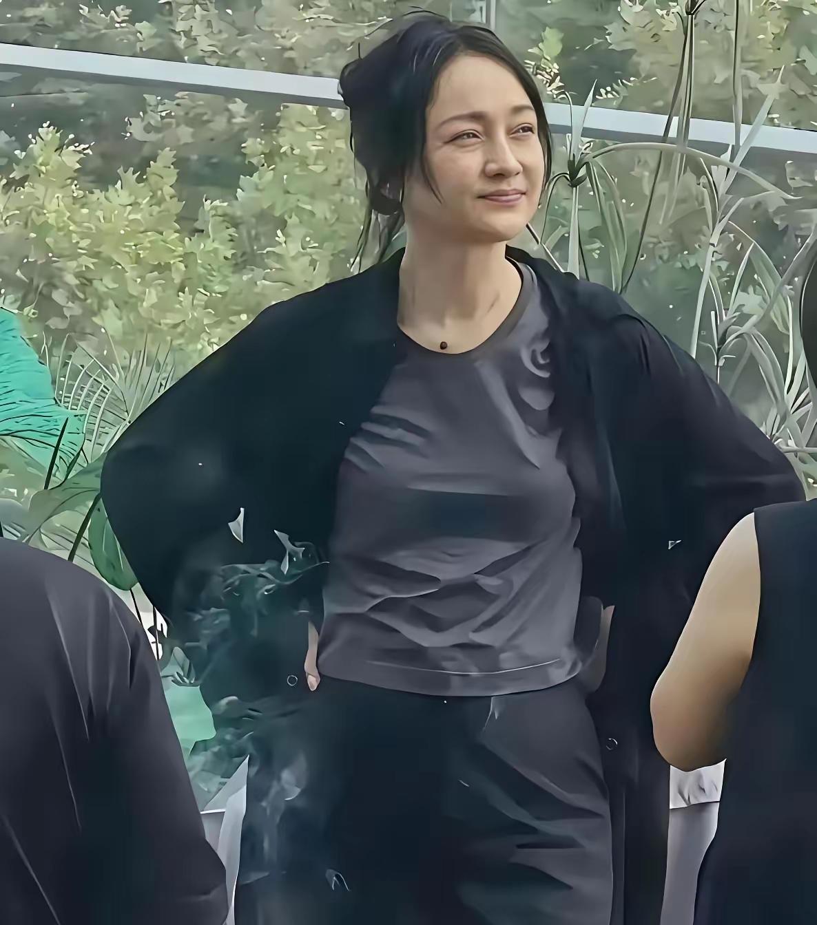 51岁周迅一头白发出席巴黎时尚周
网友热议:太飒了，这才是高级感
为维护玉女形象