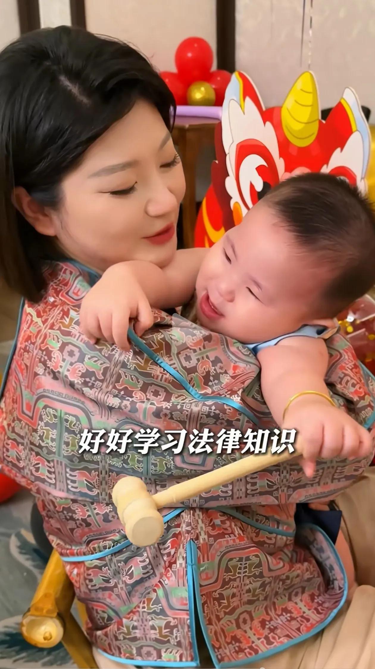 大家还记得吗？那个在泰国被丈夫推下悬崖的王暖暖，儿子已经一周岁了。更不可思议的是
