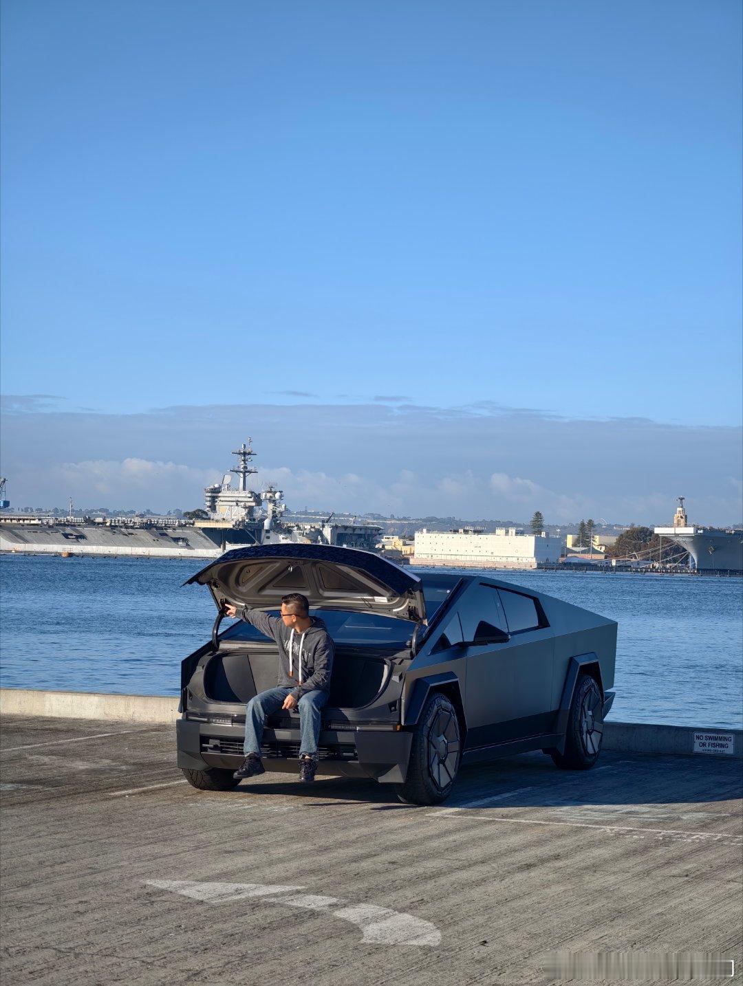 给媒体老师们推荐一个绝佳的拍车地点，海边的停车场，很空旷很出片，有机会拍到跟三艘