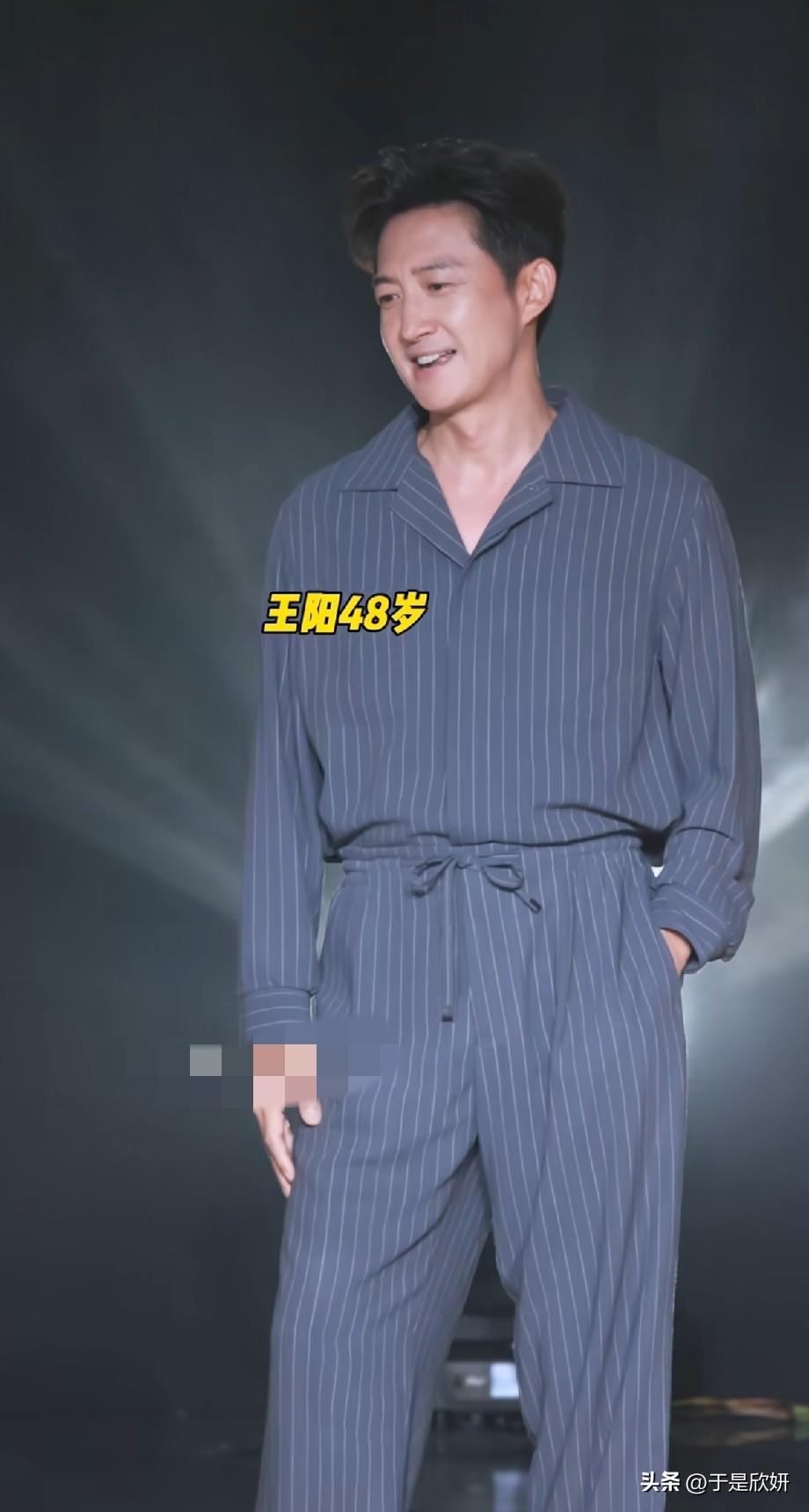48岁王阳活动生图出圈！一身条纹休闲套装，诠释何为叔圈天菜
 
近日演员王阳现身