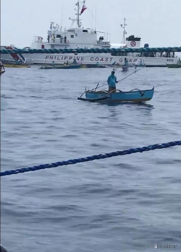 就在菲律宾海军遭到中方全面打击之际，在仁爱礁游荡的，菲律宾海岸警卫队的“巴加凯”