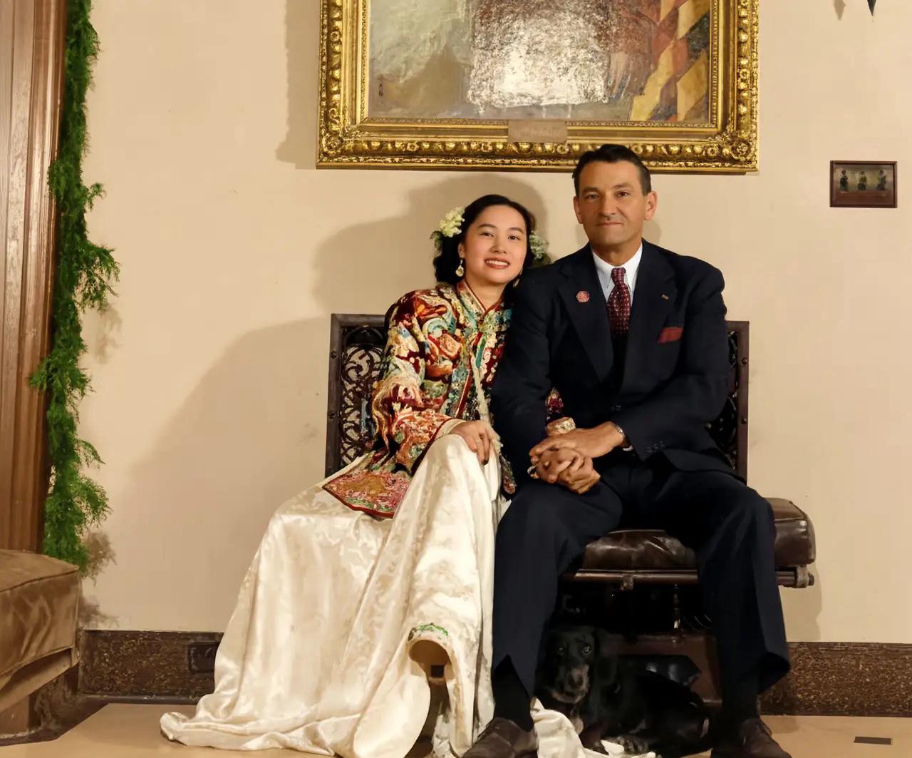 1947年，“飞虎将军”陈纳德与妻子陈香梅新婚时期的一张合影，镜头中夫妻二人坐在