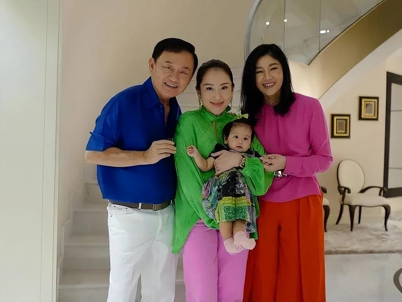佩通坦挺适合大红大绿服装的，这样颜色的服装衬得她美丽女人花一朵，浓浓女人味扑面而