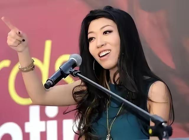 近日曲婉婷在国内开通社交账号，想要继续在中国捞金，结果账号不到24小时就被平台封