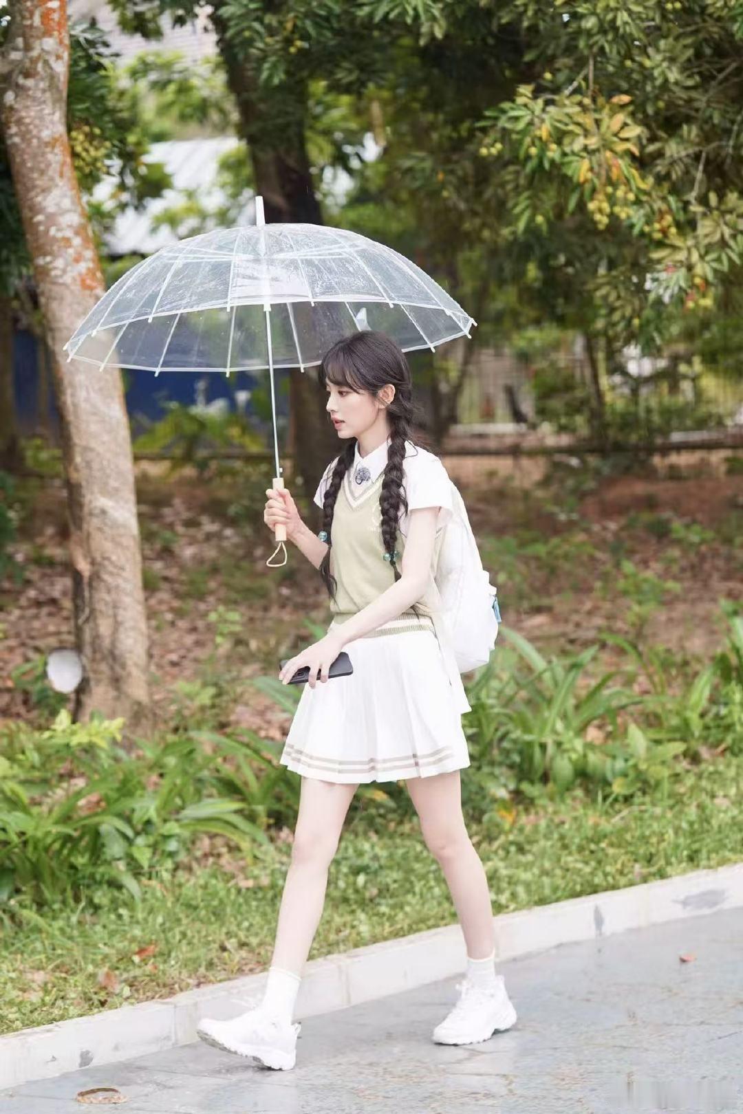 田曦薇双马尾校服造型谁看田曦薇双马尾校服不沦陷，清甜长相搭配校园穿搭，可爱到让人