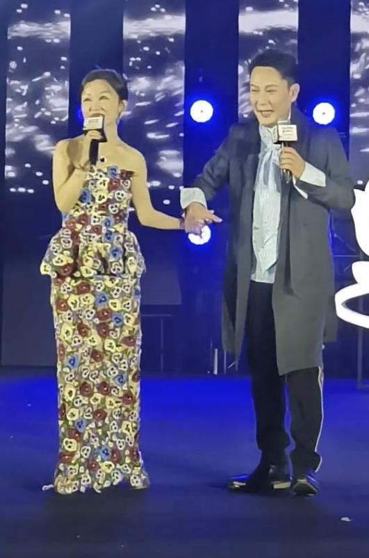 张信哲商演引热议，与富婆牵手唱歌举止亲密，被曝出场费130万。近日，张信哲在成都