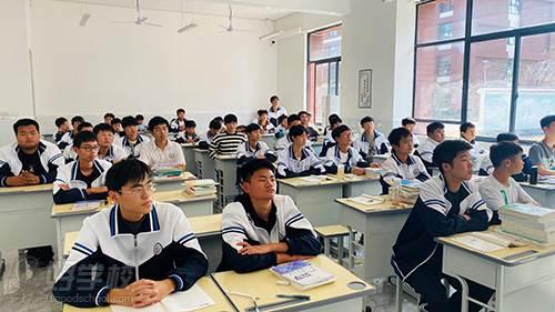 数学课老师提问π是多少度，我同桌不假思索直接答3.14。
全班安安静静，没有一个