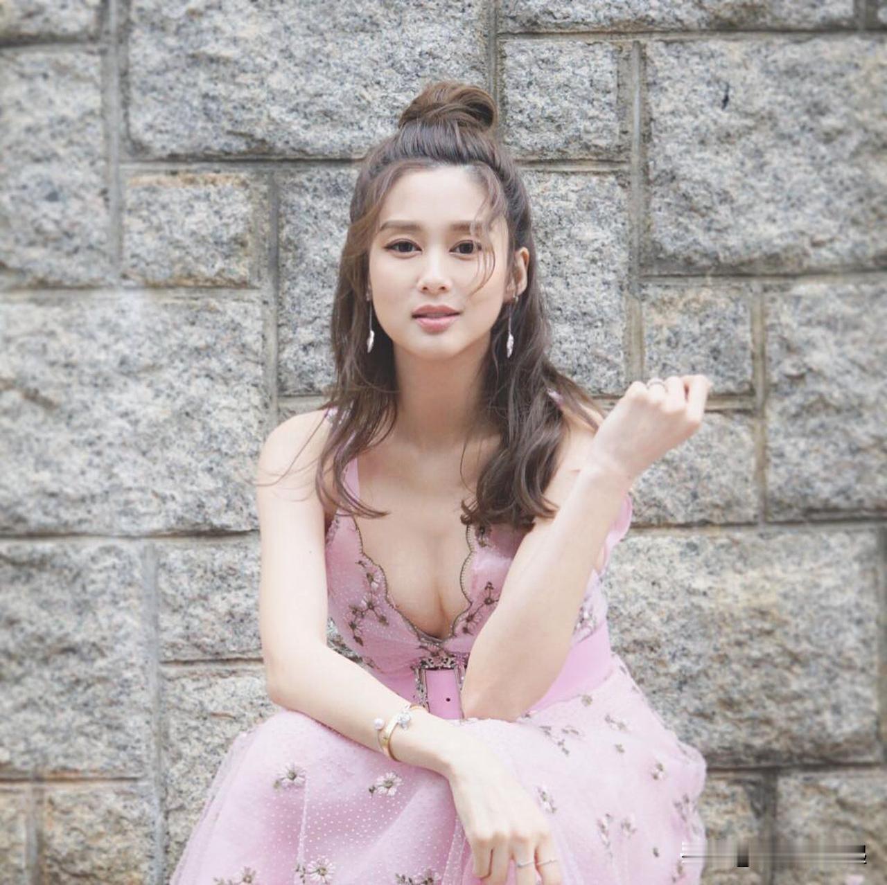 现年39岁的岑丽香，曾获得2010年国际华小姐冠军，以其靓丽容貌备受推崇。她是最