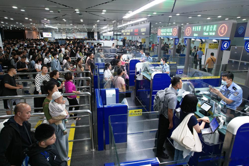 【再创新高！拱北边检站单日客流验放量突破34.5万人次】“您的证件可以从快捷通道