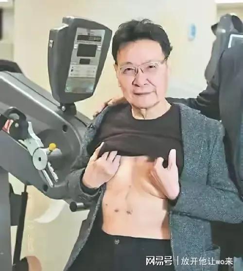 这是赵少康自曝自己动了心脏大手术的照片。
       他曾感叹心脏停跳几小时如