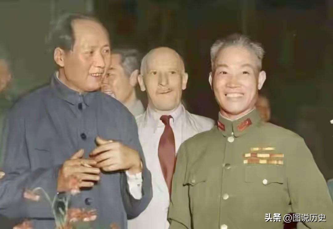 这张合影我想肯定是陈诚一生最引以为傲的照片！

此时的他怎么也想不到，此时的他竟