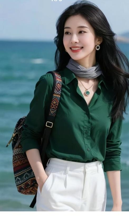 〔欣赏图片〕
图中画面真漂亮！
美女独自去出差；
肩背一个小挎包；
身穿绿色紧身