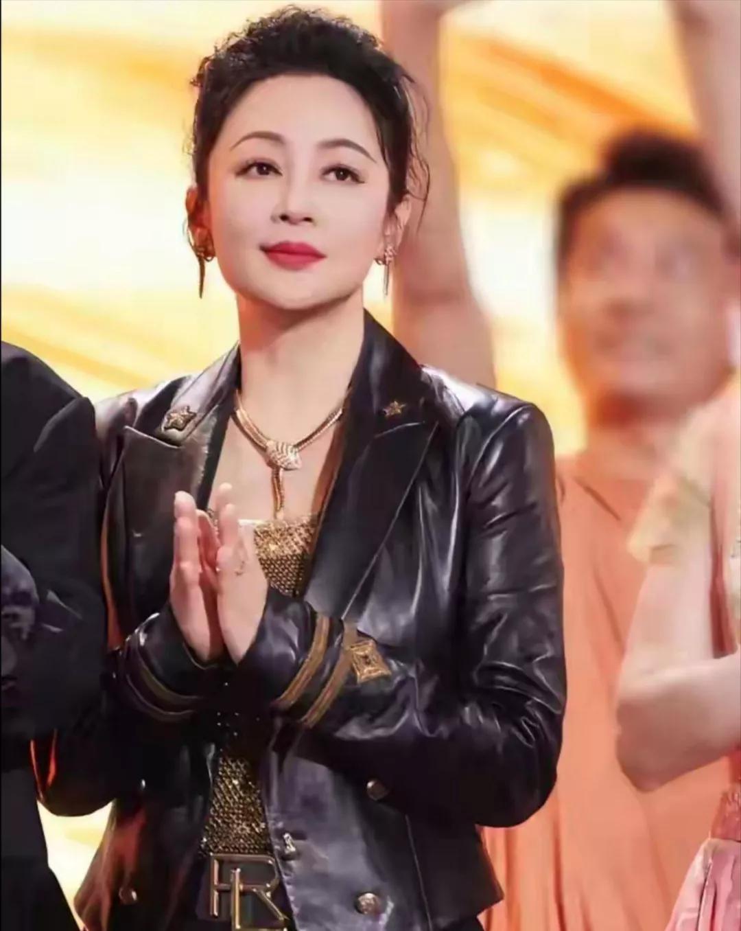 55岁的陈红看起来还是那么艳丽
一身黑衣遮不住美
黑色外衣挡不住艳
这是做了医美