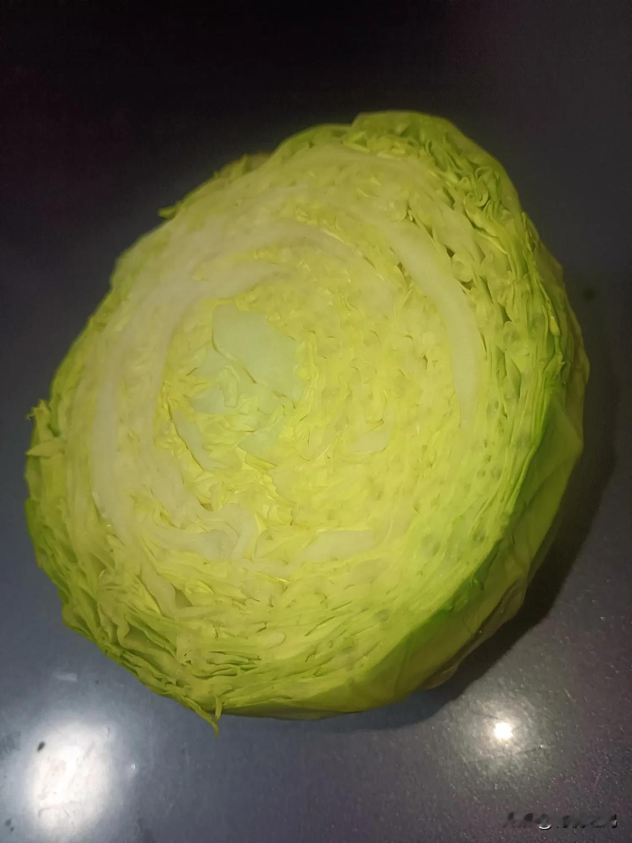 很少买茴子白吃，今天下午家里自己一个，路边游商三轮上买了一个茴子白，切碎淘洗了两