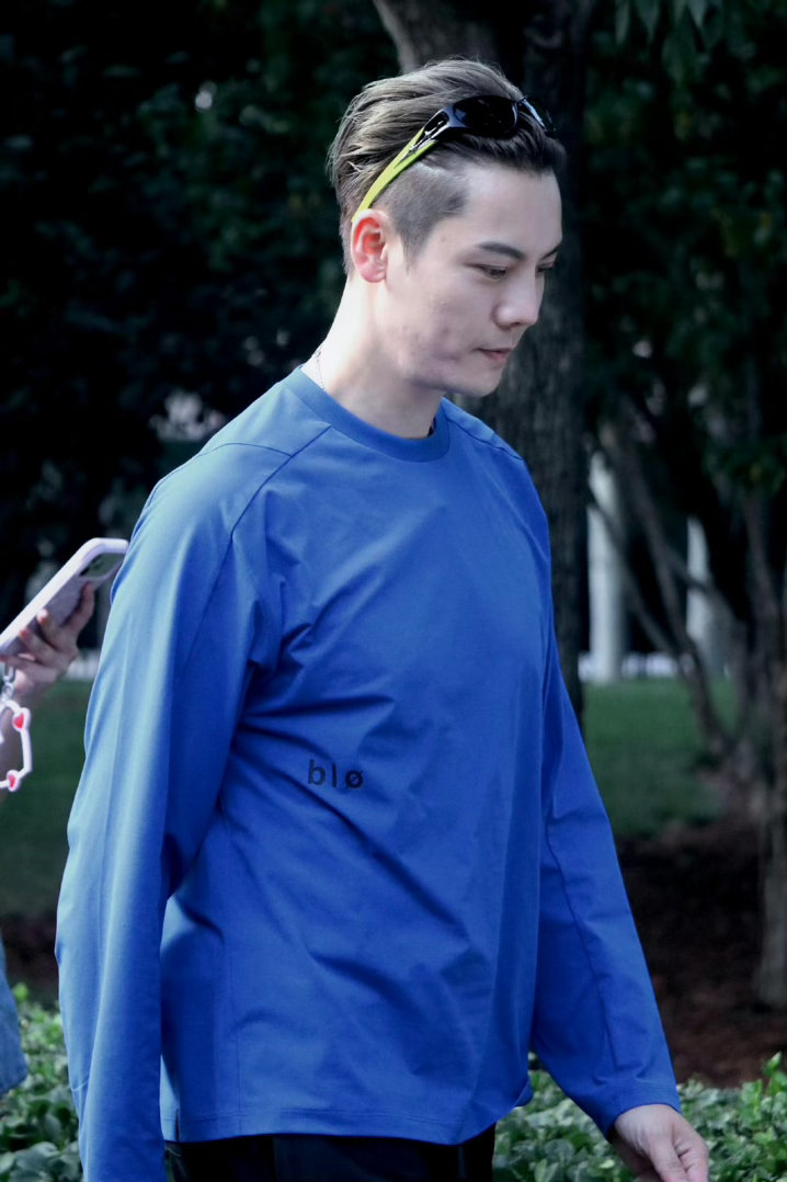 笑到打鸣！陈伟霆看见开始上水果天塌了 我们佛爷正吃着尽兴呢，服务员端来水果的瞬间