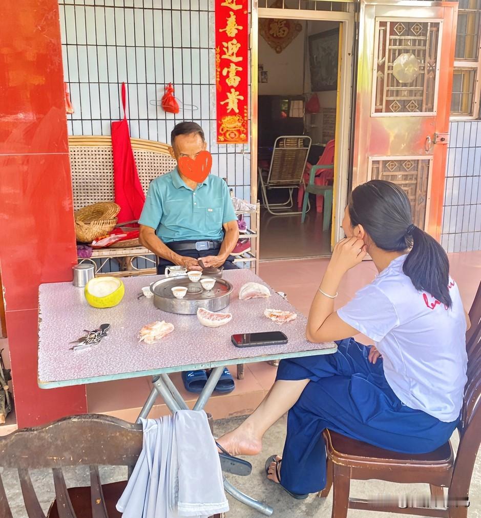 今早刚把茶具摆好，李叔和阿姨就熟门熟路来喝茶了。他俩刚坐下，就瞧见我们几个工作人