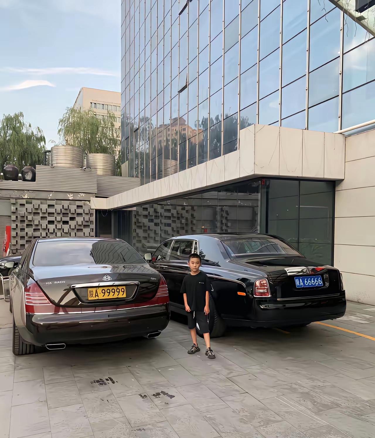 拥有这两辆车的人存款估计上千万了吧？