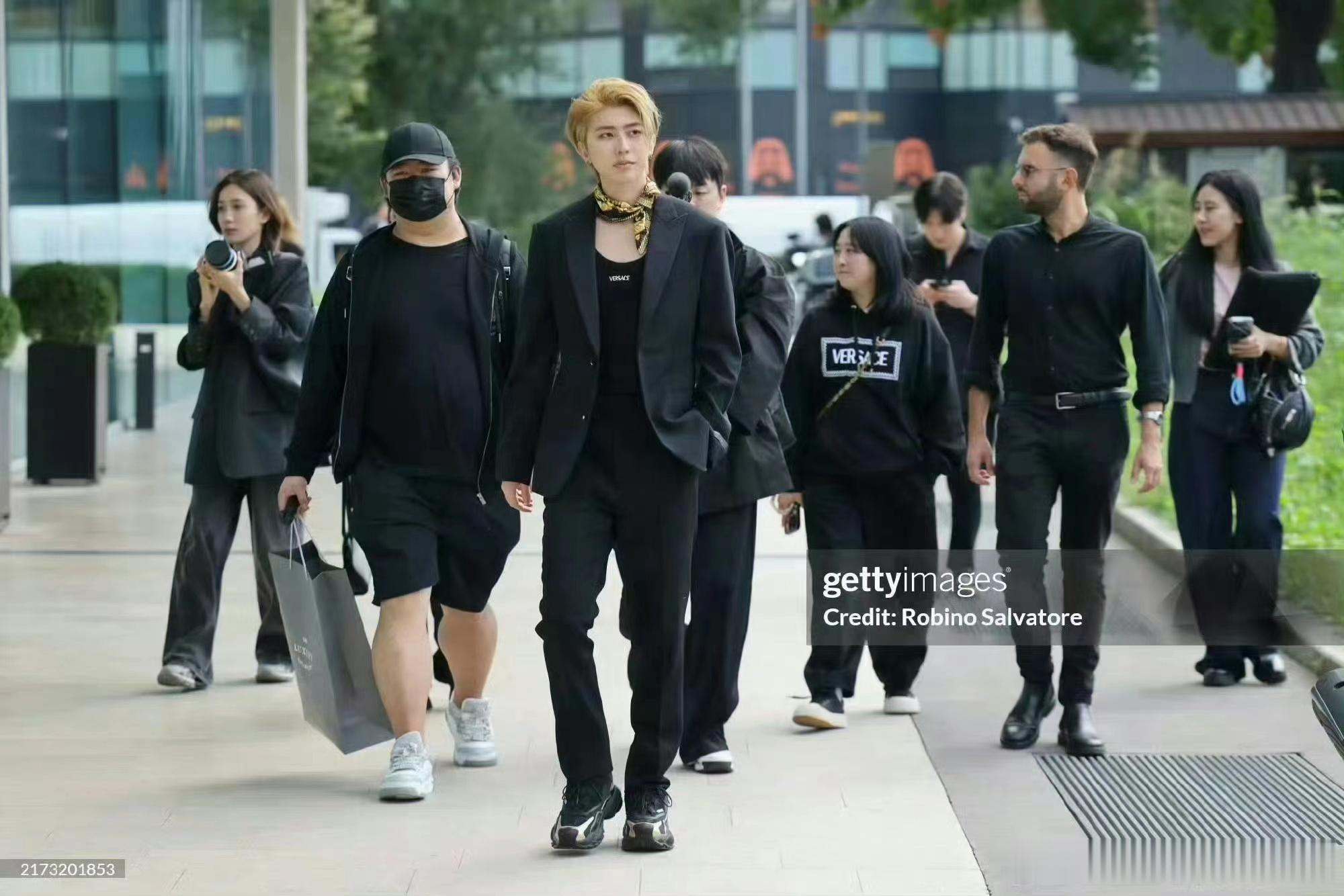 #G社镜头下的蔡徐坤生图##蔡徐坤看秀G社生图#G社镜头下的蔡徐坤生图，西装好帅