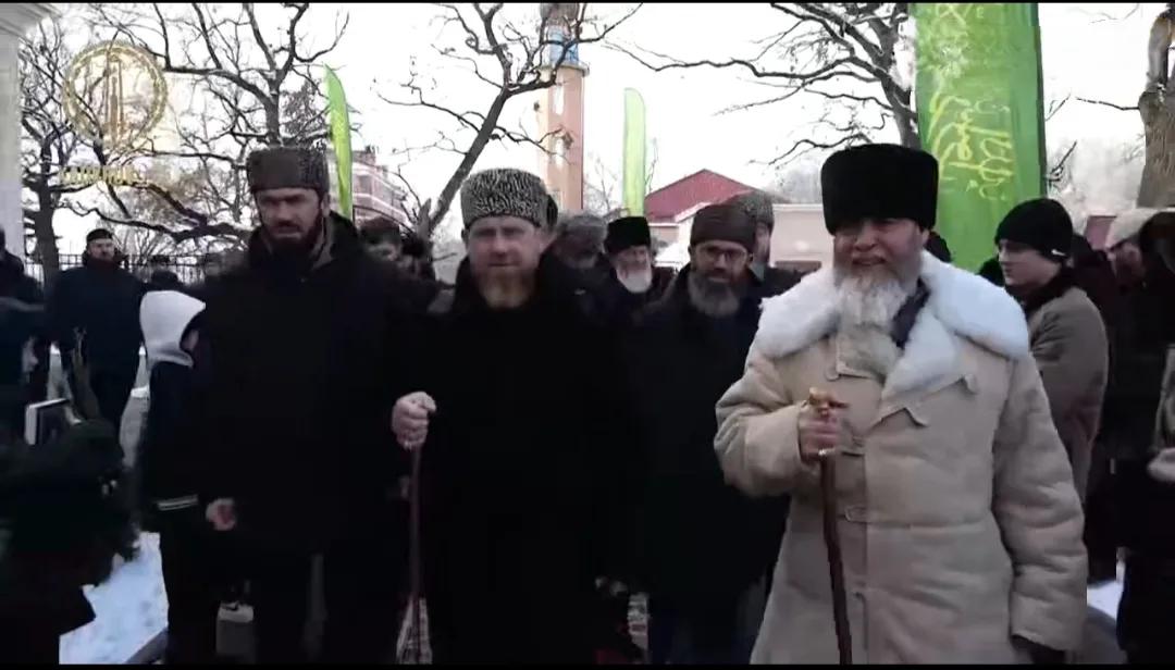 卡德罗夫这波露面真是让吃瓜群众议论疯了！1月4日他终于发了出席活动的视频，这可是