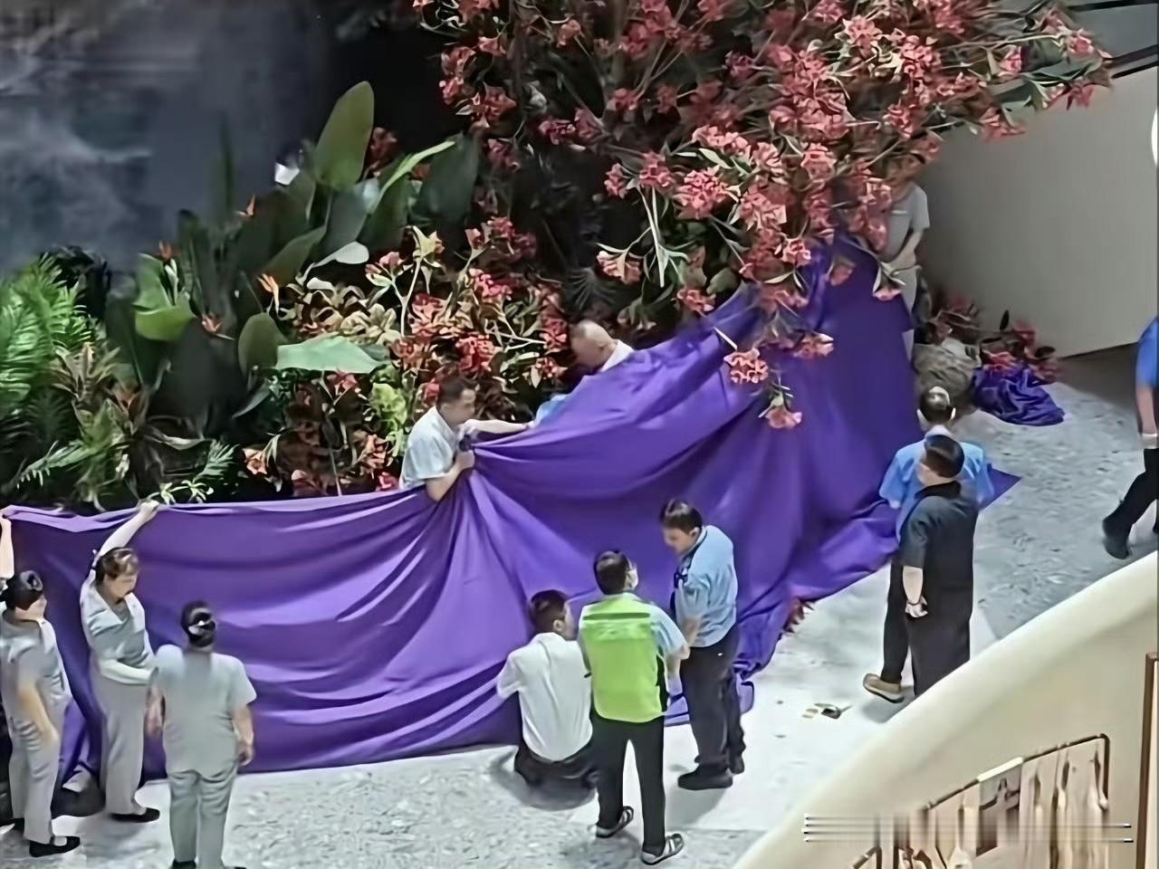西安赛格，看来这个事估计要兜不住喽

一开始以为是简单的跳楼机毕竟都说“安抚好了