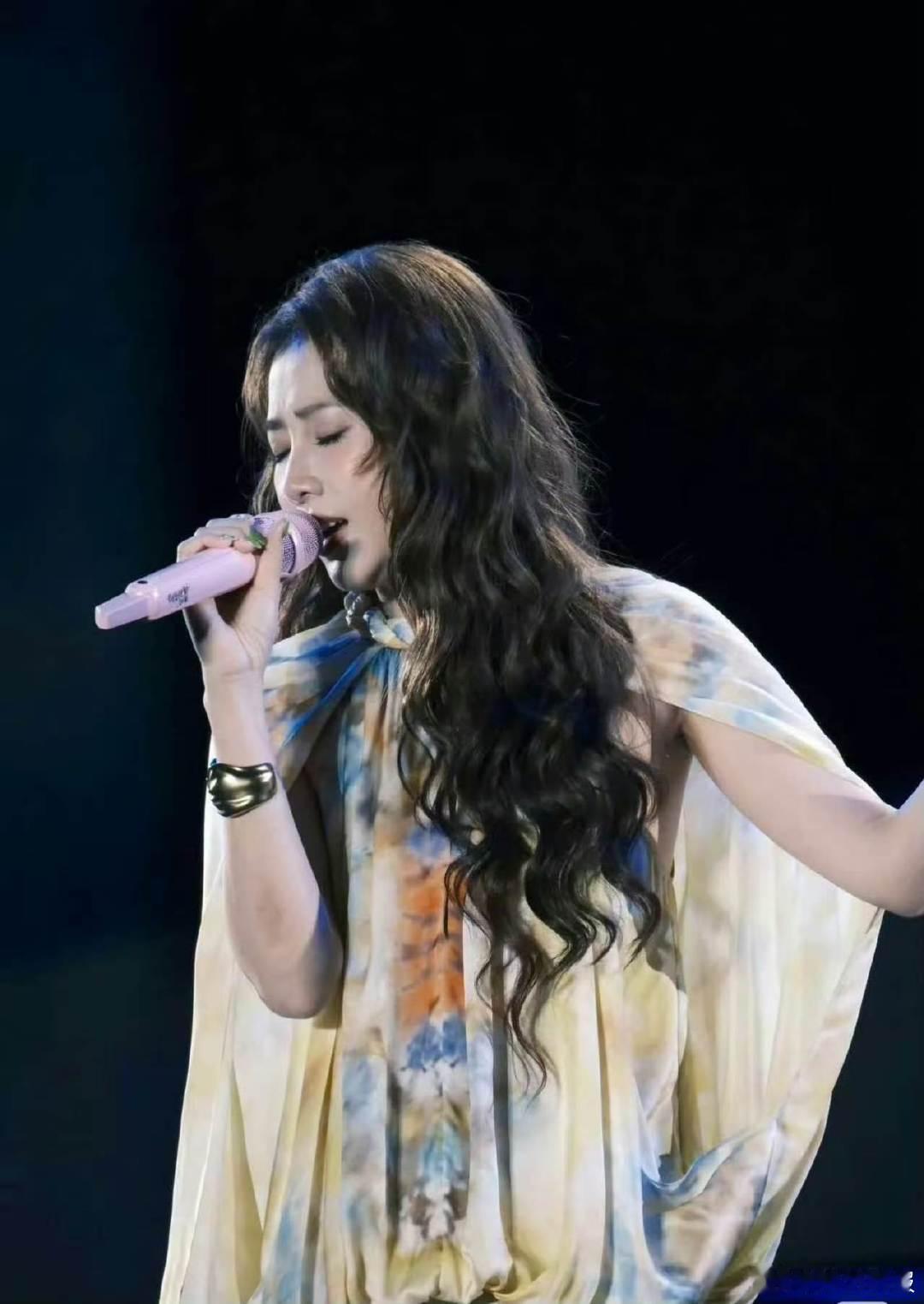 弦子失物招领限定浪漫 弦子失物招领718杭州开唱7 月 18 日沉浸音乐现场，弦