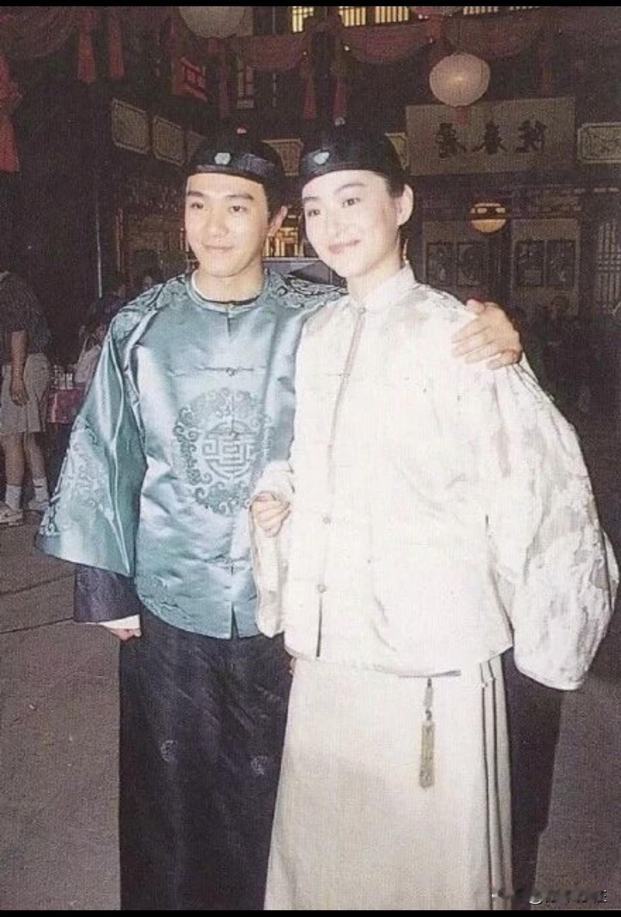 老照片欣赏： 照片是1992年电影《鹿鼎记 2：神龙教》拍摄片场的林青霞和周星驰