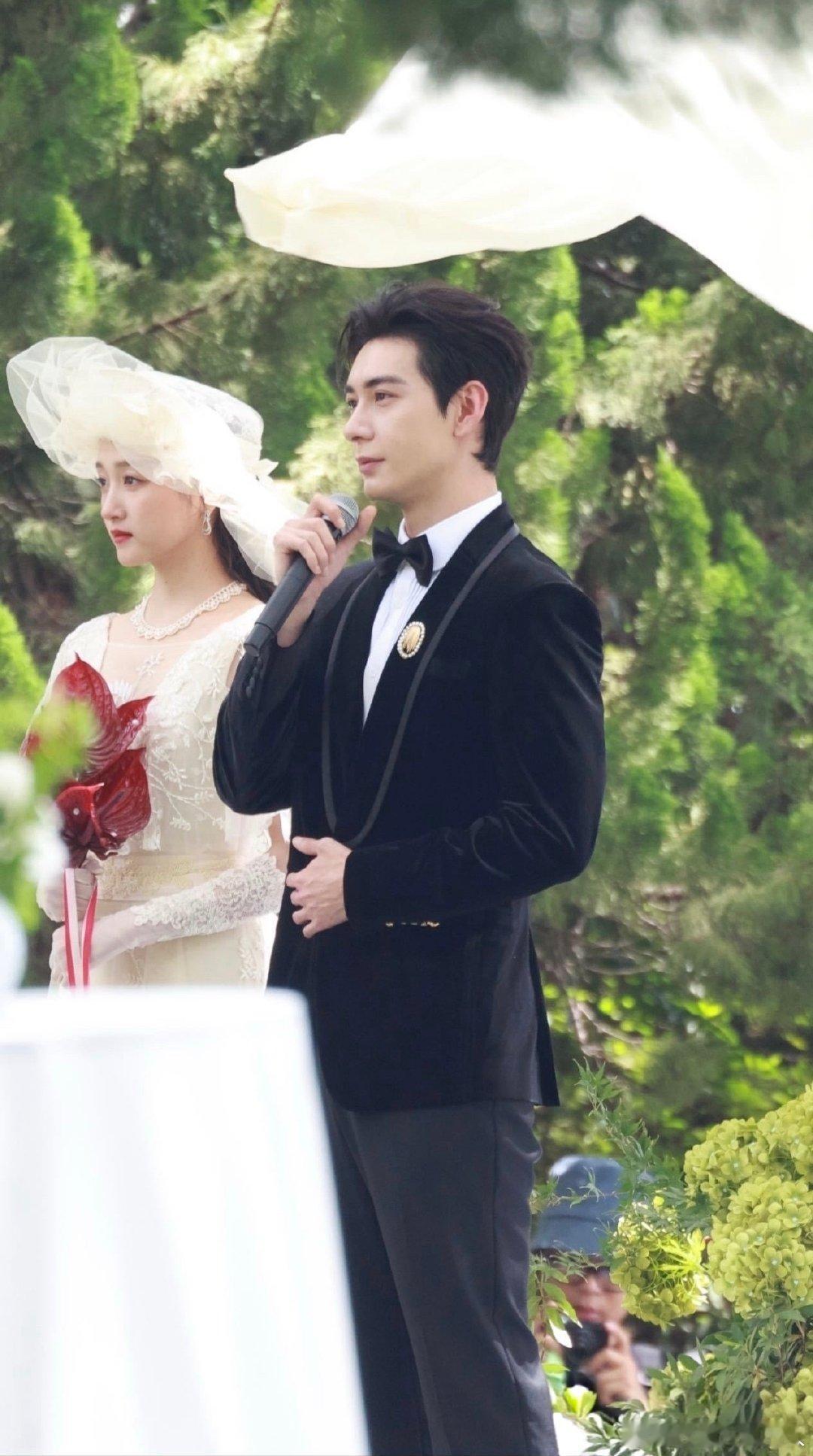 红掌婚礼路透💒 这剧的妆造真的很用心诶 关晓彤复古的法式婚纱很特别很美 手捧花