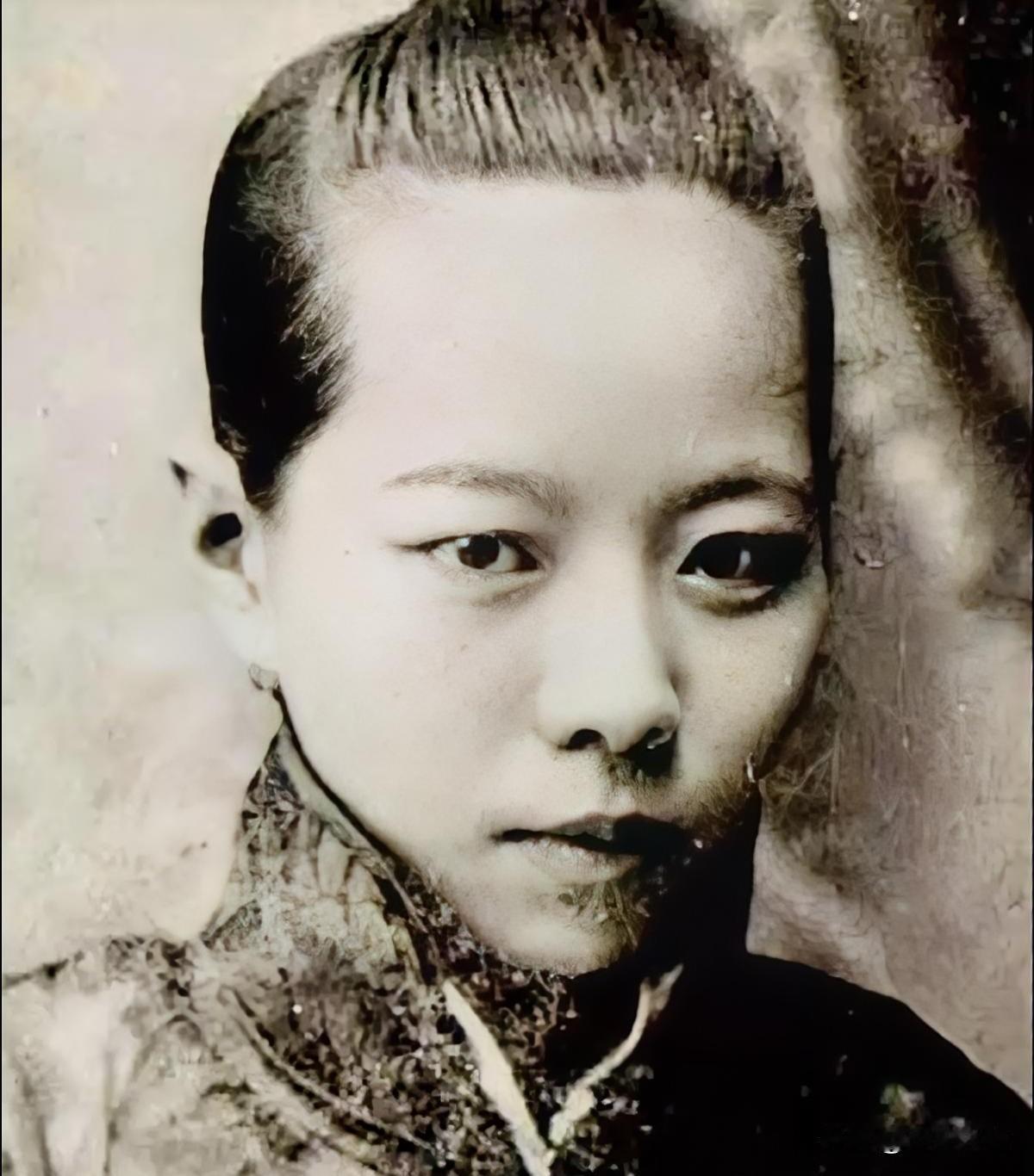 传奇落幕，小凤仙晚年嫁给了沈阳锅炉工李振海。蔡锷将军在日本病逝后，京城关于小凤仙