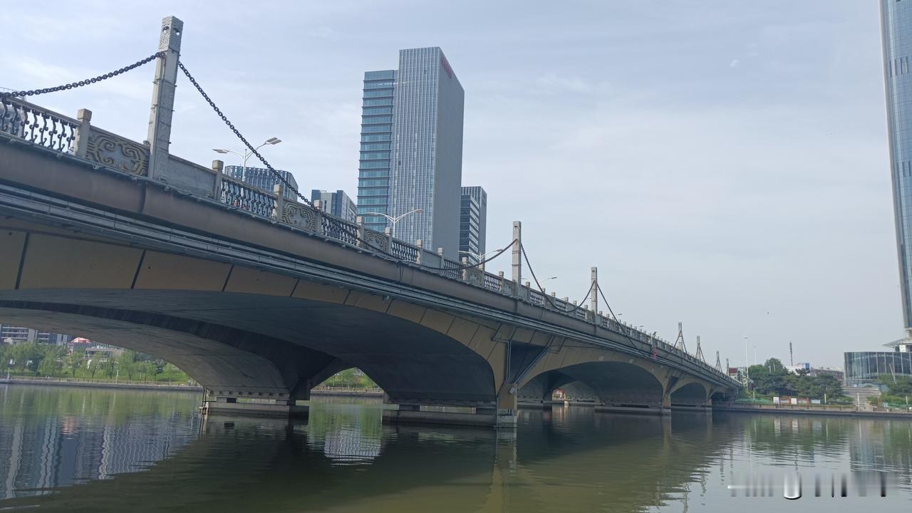 通州大运河两岸，景色宜人。适合晨练，适合于游览，适合于了解人文历史，这是一座文化