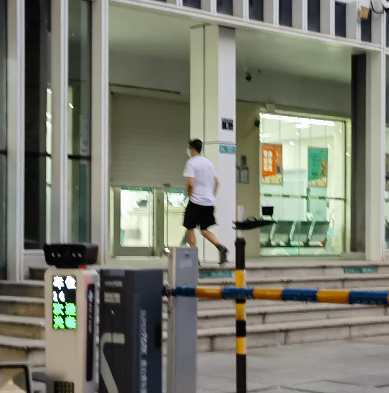 武汉这个天气真是深秋乱穿衣，今天路上遇到一个穿短袖短裤的中年男人，真佩服他。要知